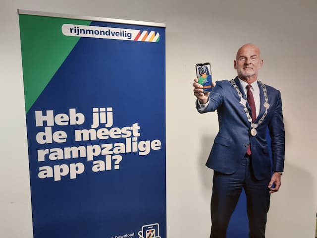 Reclamebanner voor de Rijnmond Veilig App in het gemeentehuis